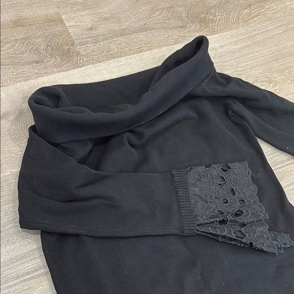 Off-the-shoulder Black Lace Cuff Women's Top - Picture 4 of 6